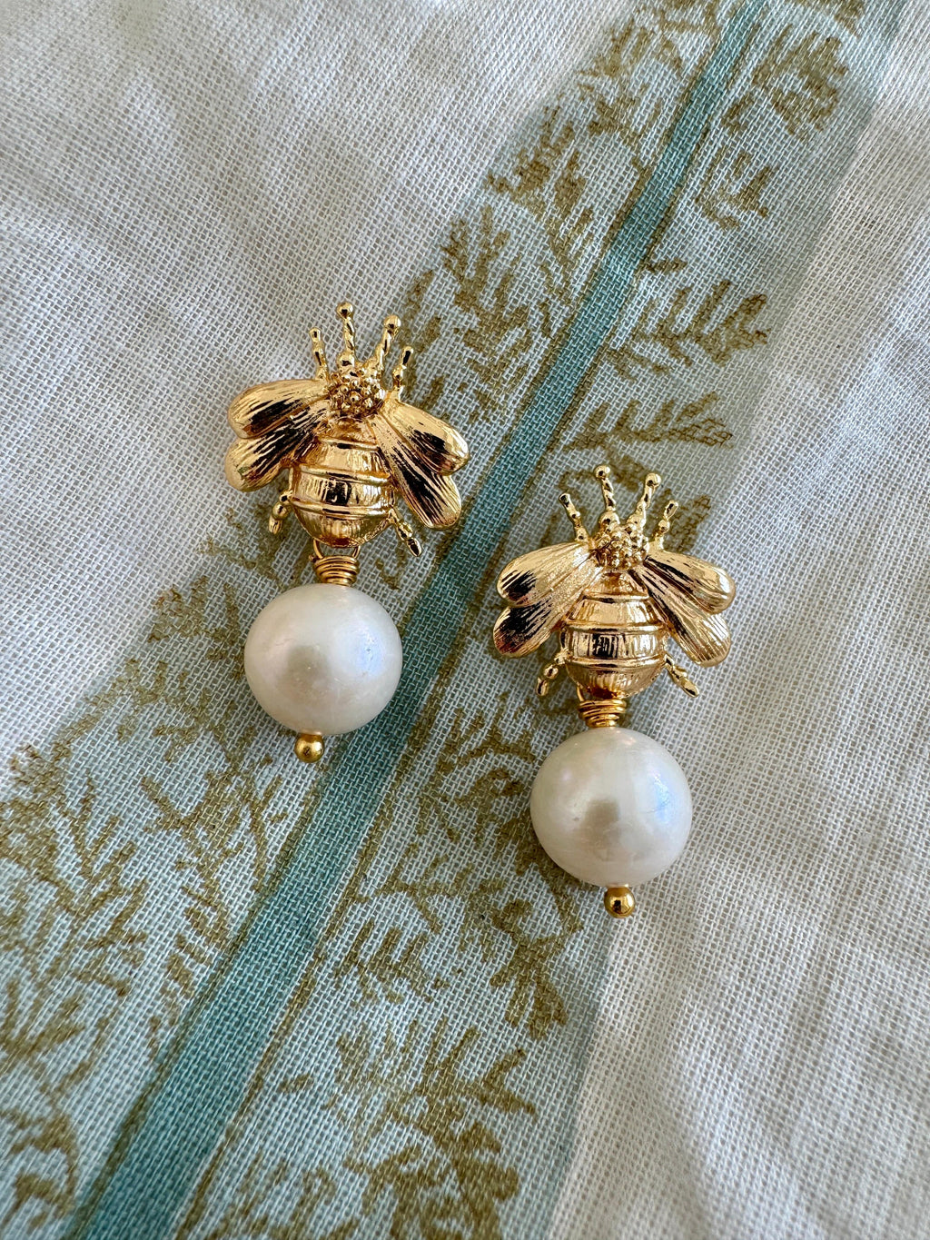 アクセサリー Bijou de M Petit Honeybee Earring Bougainvillea Cafe Matte Gold Brass and Pearl Honey Bee Earrings